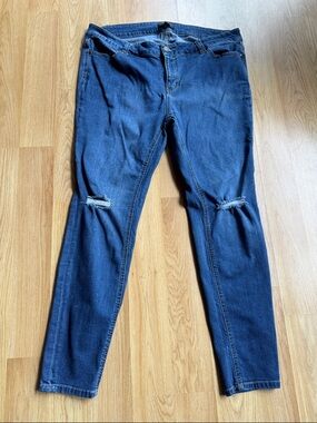 Forever 21 Size 18 women’s Dark Blue Distressed Skinny Jeans